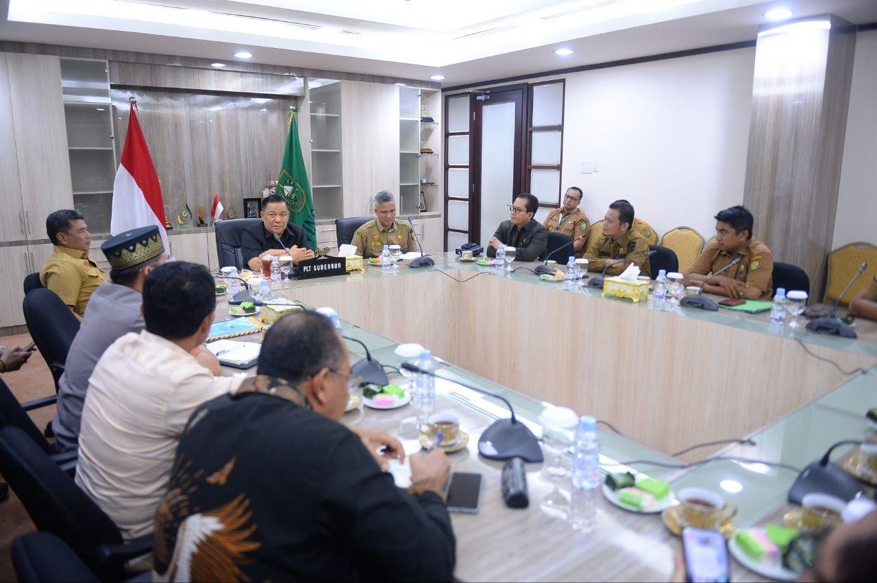 Ditemui Tokoh Adat, Plt Gubernur Riau SF Hariyanto Janji Gesit Selesaikan Jembatan Rumbio-Pulau Payung
