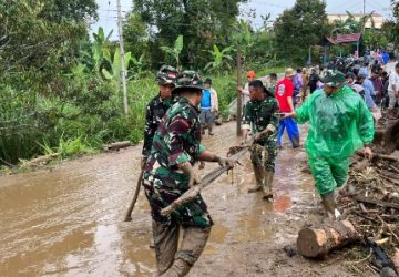 Bencana Galodo Terjang Kabupaten Solok, Ratusan Prajurit TNI AD Dikerahkan ke Lokasi Bencana