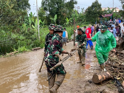 Bencana Galodo Terjang Kabupaten Solok, Ratusan Prajurit TNI AD Dikerahkan ke Lokasi Bencana