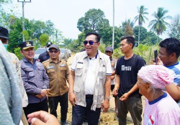 Bupati Muba HM Toha Tohet Dicegat Warga, Langsung Tindak Lanjuti Laporan Pencurian Kabel PLN