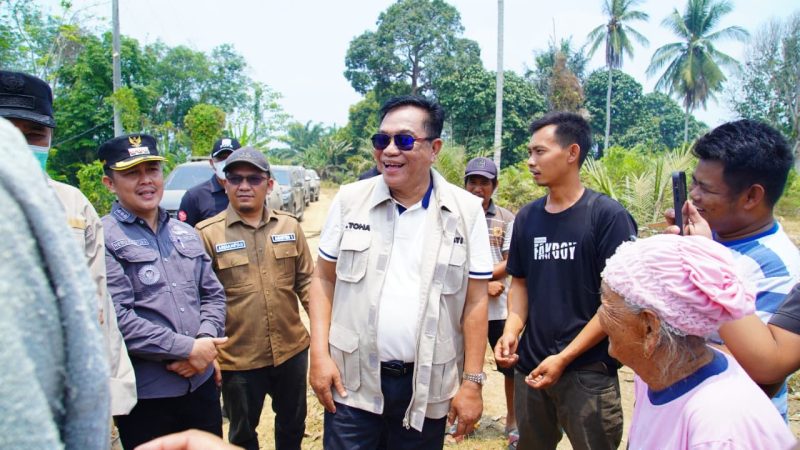 Bupati Muba HM Toha Tohet Dicegat Warga, Langsung Tindak Lanjuti Laporan Pencurian Kabel PLN