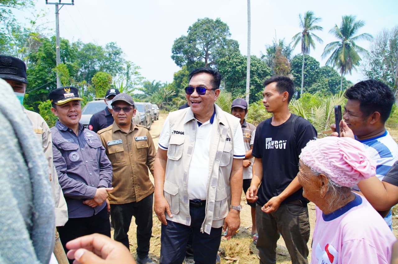 Bupati Muba HM Toha Tohet Dicegat Warga, Langsung Tindak Lanjuti Laporan Pencurian Kabel PLN