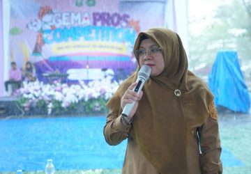 Baju Dinas Basah Kuyup Diguyur Hujan, Bupati Siak Afni Z Tetap Semangat Buka Gema Pros SMP/MTs