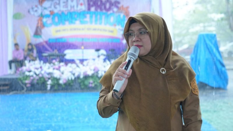 Baju Dinas Basah Kuyup Diguyur Hujan, Bupati Siak Afni Z Tetap Semangat Buka Gema Pros SMP/MTs
