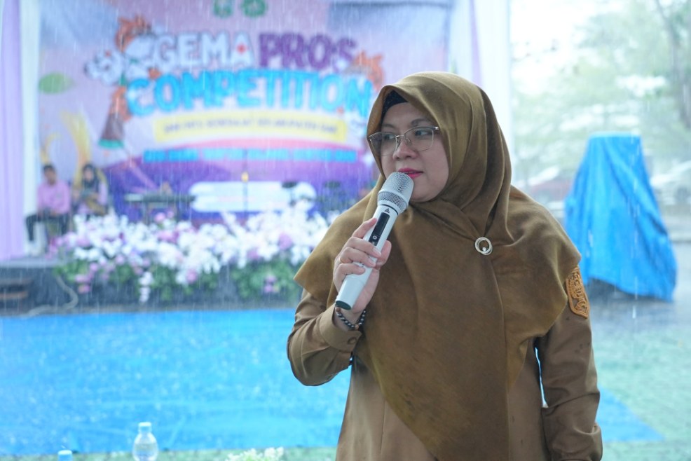 Baju Dinas Basah Kuyup Diguyur Hujan, Bupati Siak Afni Z Tetap Semangat Buka Gema Pros SMP/MTs