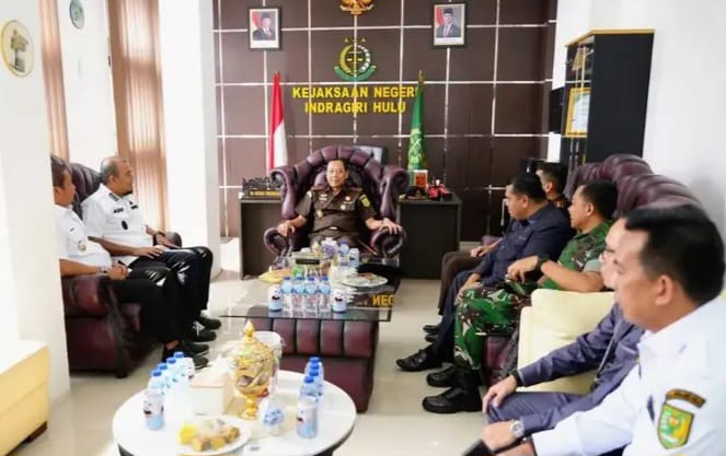 Bupati Ade Agus Hartanto Sambut Kajati Riau I Dewa Gede Wirajana di Inhu, Disambut Tanjak dan Silat Tradisional