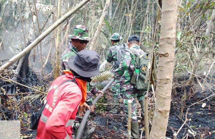 Cegah Api Kembali Muncul, Kodam XIX/Tuanku Tambusai Lanjutkan Pendinginan Karhutla Inhu