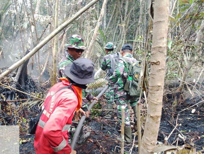 Cegah Api Kembali Muncul, Kodam XIX/Tuanku Tambusai Lanjutkan Pendinginan Karhutla Inhu