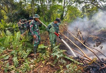 Kodam XIX/Tuanku Tambusai Bergerak di Kuala Cenaku, Pemadaman Karhutla Terus Berlanjut