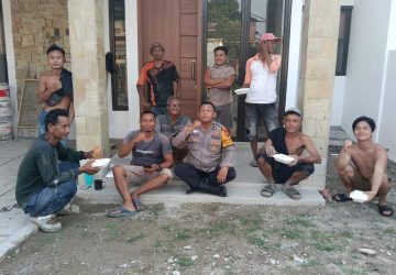 Bhabinkamtibmas Banyaran Gelar Jumat Berkah, Sapa Pekerja Bangunan di Pasar Ambacang