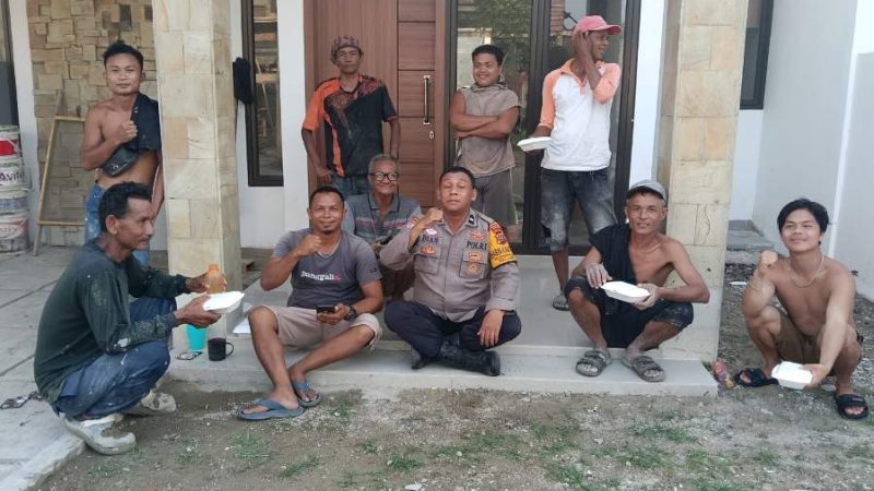 Bhabinkamtibmas Banyaran Gelar Jumat Berkah, Sapa Pekerja Bangunan di Pasar Ambacang