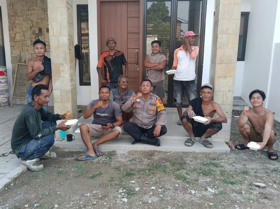 Bhabinkamtibmas Banyaran Gelar Jumat Berkah, Sapa Pekerja Bangunan di Pasar Ambacang