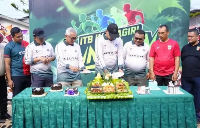 Peringati Dies Natalis ke-4, ITB Indragiri Gelar Fun Run dan Potong Tumpeng, Bupati Ade: Terus Jadi Pelopor Inovasi