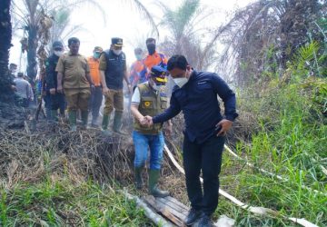 Bupati Muba Turun Langsung Pantau Karhutla di Muara Medak, Apresiasi Sinergi Petugas dan Warga Padamkan Api