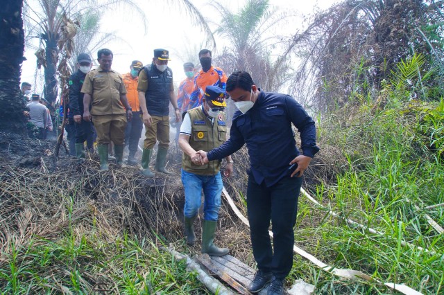 Bupati Muba Turun Langsung Pantau Karhutla di Muara Medak, Apresiasi Sinergi Petugas dan Warga Padamkan Api