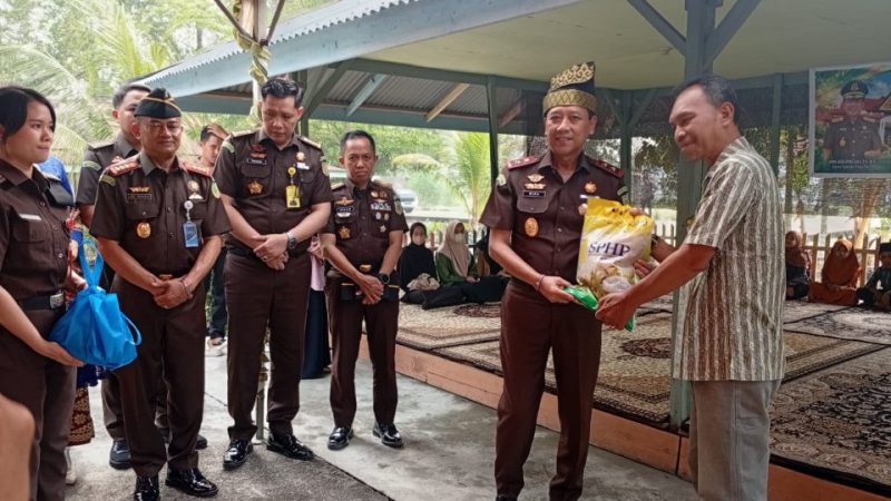 Di Sela Kunjungan Kerja, Kajati Riau Salurkan Bantuan ke Panti Asuhan Dayang Dermah Bengkalis