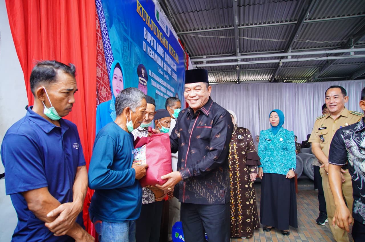 Bupati Toha Turun Langsung ke Bayung Lencir, Serap Aspirasi Warga dan Salurkan Bantuan Sembako
