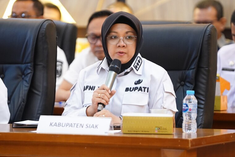 Mangkir 174 Hari Tapi Tetap Gaji buta, Bupati Siak Afni Zulkifli Pecat 10 ASN Nakal!