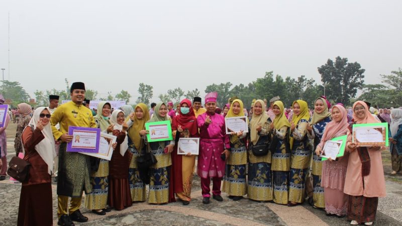 Peringati Hari Jadi Ke-27 Pelalawan, Bupati Zukri Serahkan Penghargaan Inovasi Daerah 2026