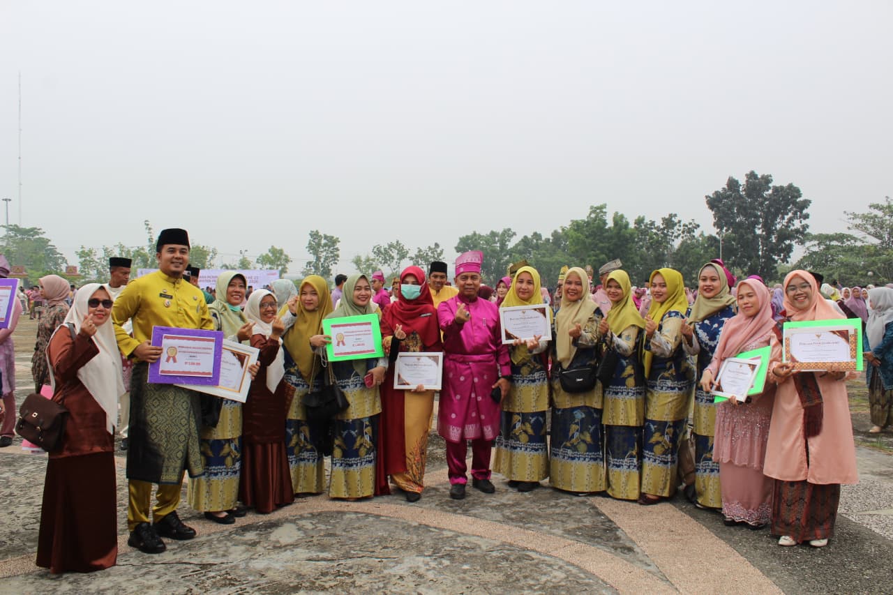 Peringati Hari Jadi Ke-27 Pelalawan, Bupati Zukri Serahkan Penghargaan Inovasi Daerah 2026