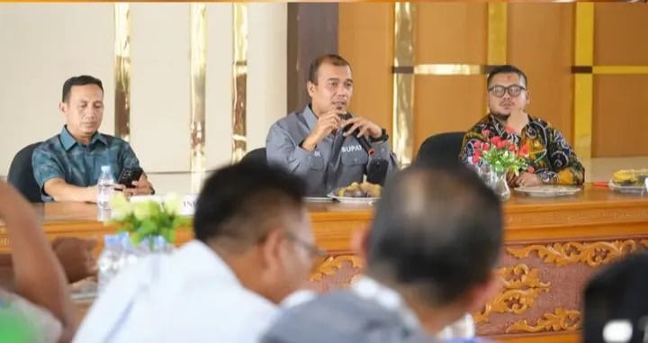 Bupati Inhu Ade Agus Hartanto Tegas, Perusahaan Perusak Jalan Umum Wajib Perbaiki