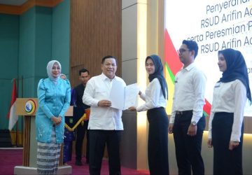 Plt Gubernur SF Hariyanto Serahkan SK 92 Pegawai BLUD RSUD Arifin Achmad